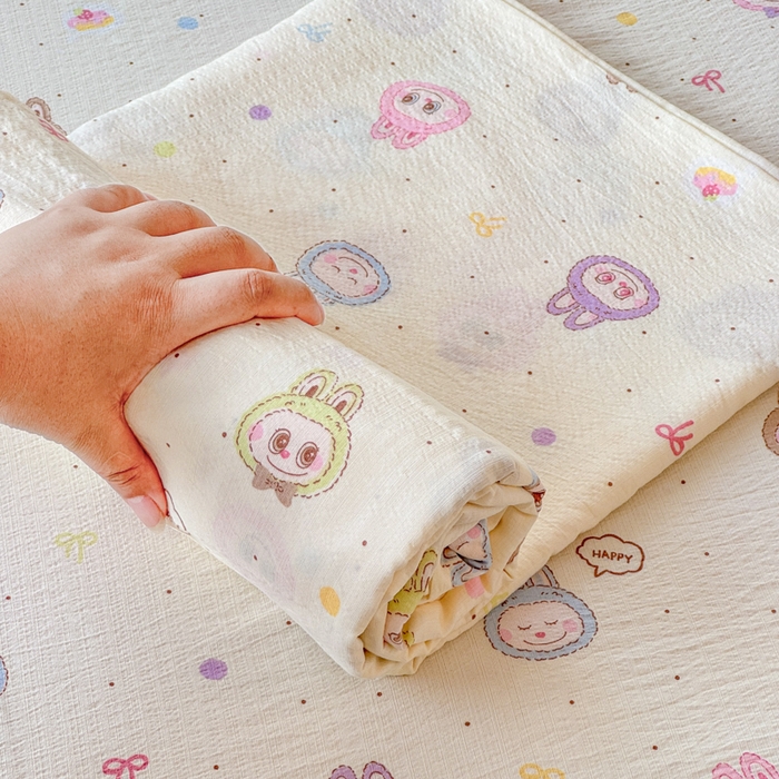 91家纺网 家纺一手货源 找家纺 一诺家居 2025新款A类云感双层纱针织棉印花母婴级裸睡床单三件套 量大可优惠 量大可送货 荔枝莓莓