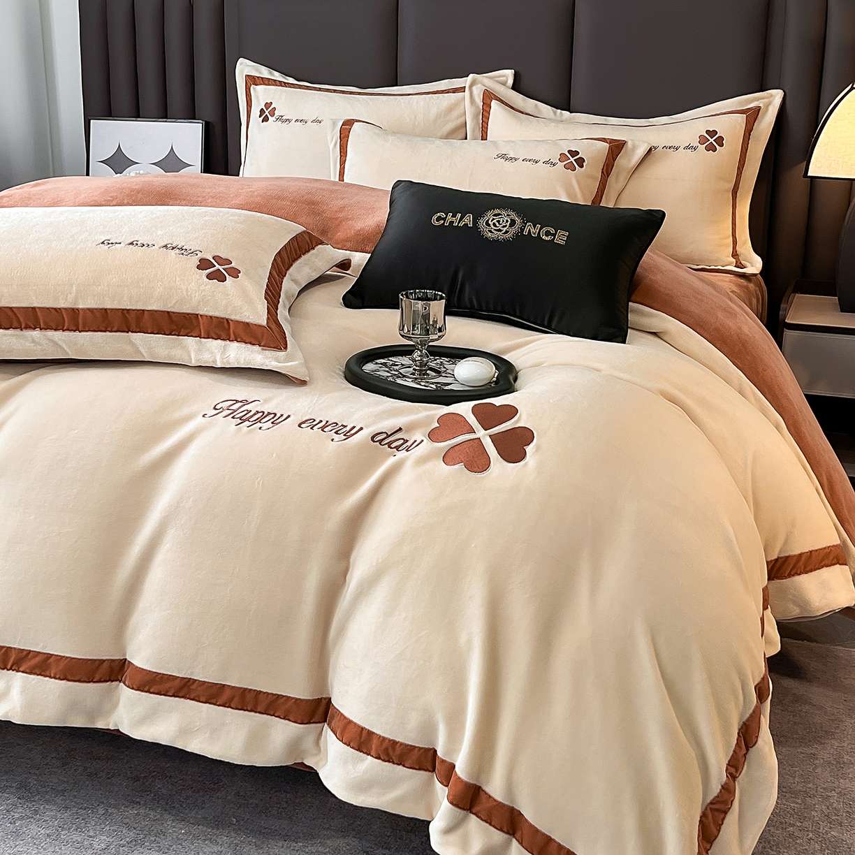 妮恒美家纺 2025新款牛奶绒刺绣四件套-简爱系列 简爱-白奶咖＋焦糖