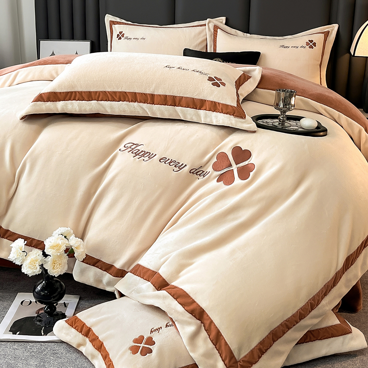 91家纺网 家纺一手货源 找家纺 妮恒美家纺 2025新款牛奶绒刺绣四件套-简爱系列 简爱-白奶咖＋焦糖