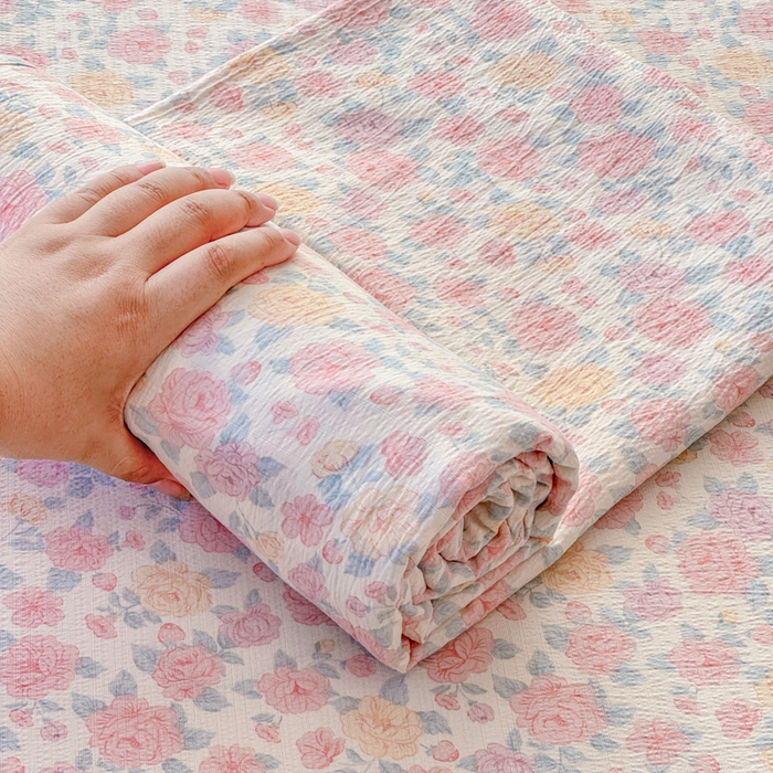 91家纺网 家纺一手货源 找家纺 一诺家居 2025新款A类云感双层纱针织棉印花母婴级裸睡床单三件套 量大可优惠 量大可送货 蔷薇