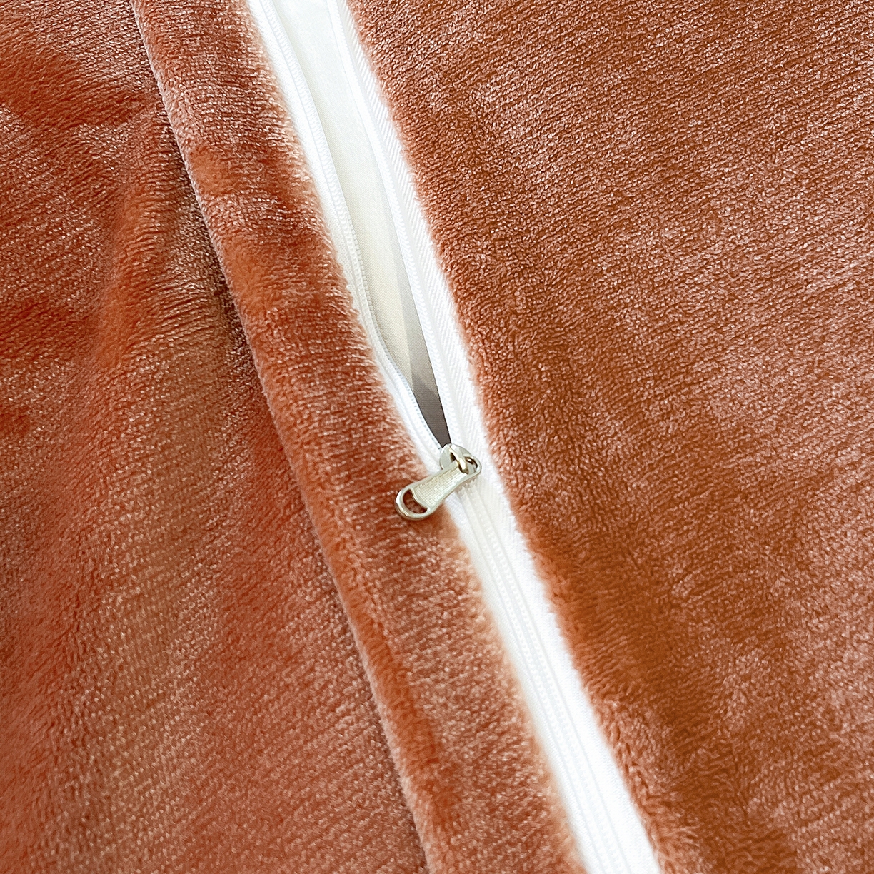 91家纺网 家纺一手货源 找家纺 妮恒美家纺 2025新款牛奶绒刺绣四件套-简爱系列 简爱-白奶咖＋焦糖