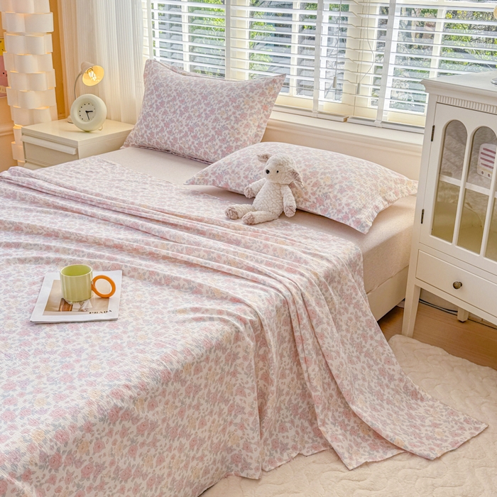 91家纺网 家纺一手货源 找家纺 一诺家居 2025新款A类云感双层纱针织棉印花母婴级裸睡床单三件套 量大可优惠 量大可送货 蔷薇