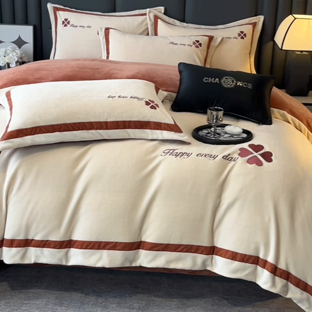 91家纺网 家纺一手货源 找家纺 妮恒美家纺 2025新款牛奶绒刺绣四件套-简爱系列 简爱-白奶咖＋焦糖