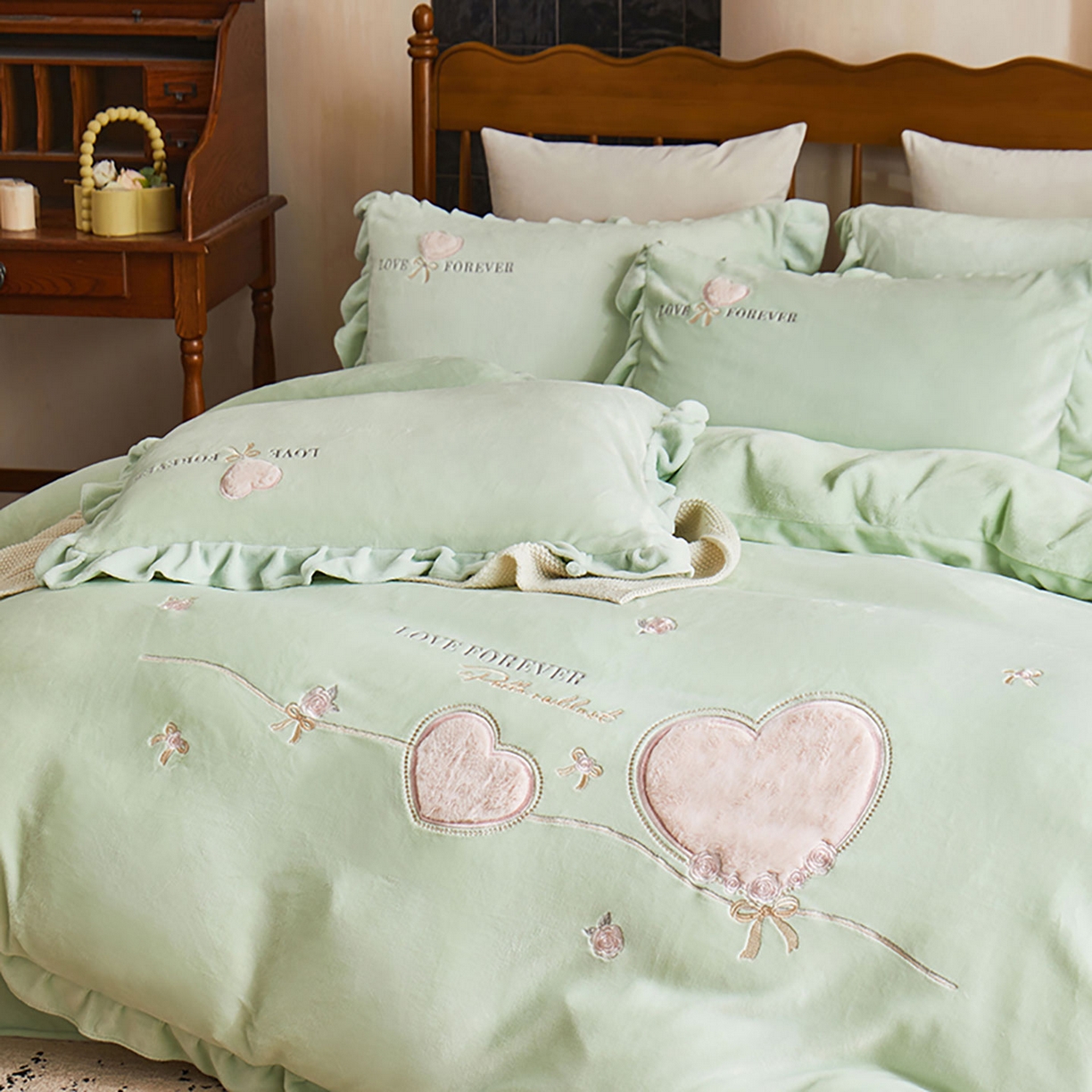 91家纺网 家纺一手货源 找家纺 卡初家居（原微来） 2025新款秋冬A类亲肤牛奶绒刺绣款四件套-暖阁系列（提供买家秀） 暖阁-新芽绿