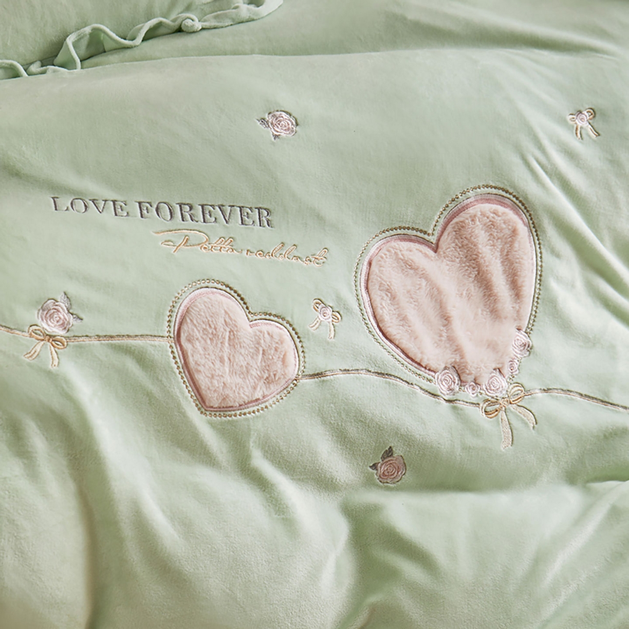 91家纺网 家纺一手货源 找家纺 卡初家居（原微来） 2025新款秋冬A类亲肤牛奶绒刺绣款四件套-暖阁系列（提供买家秀） 暖阁-新芽绿