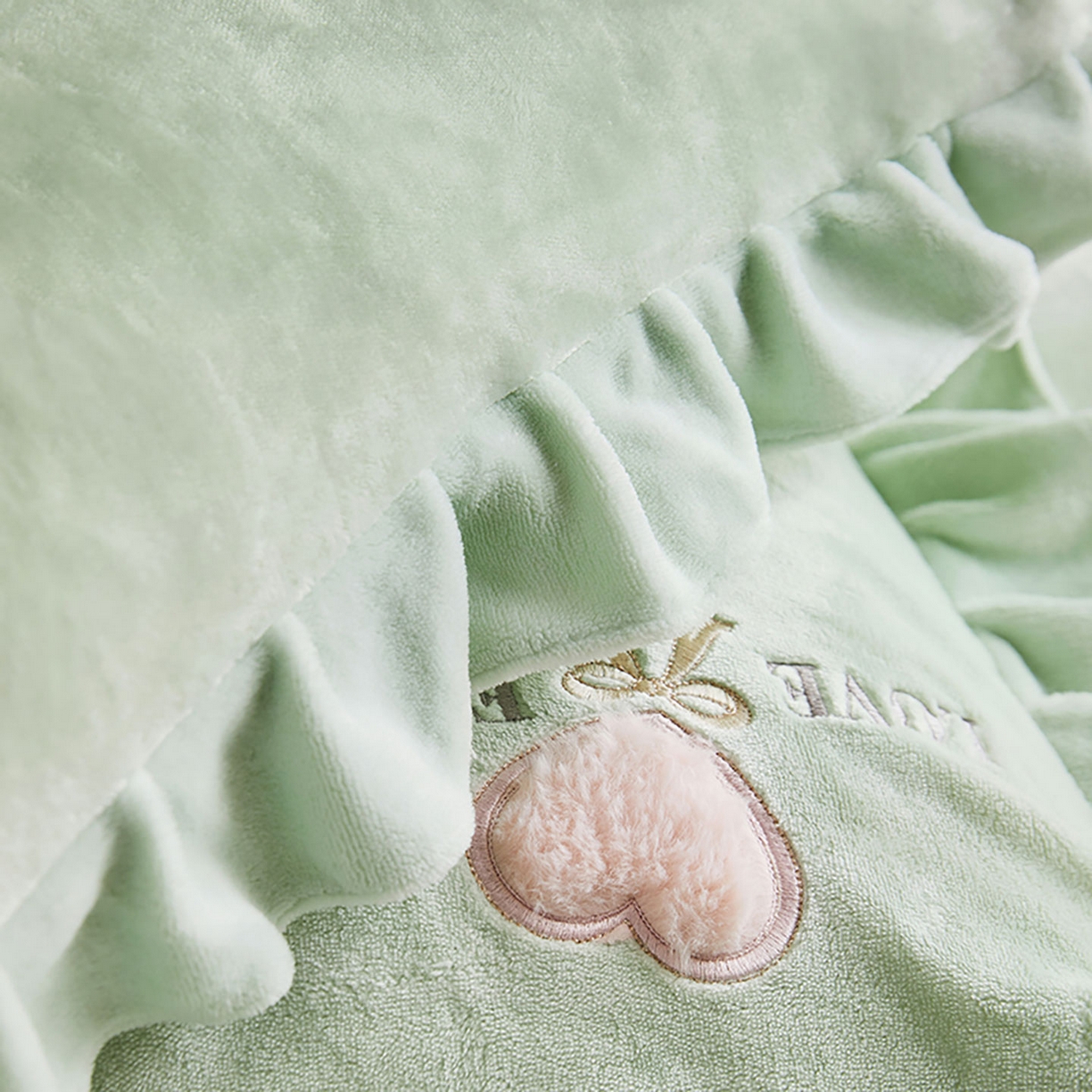 91家纺网 家纺一手货源 找家纺 卡初家居（原微来） 2025新款秋冬A类亲肤牛奶绒刺绣款四件套-暖阁系列（提供买家秀） 暖阁-新芽绿