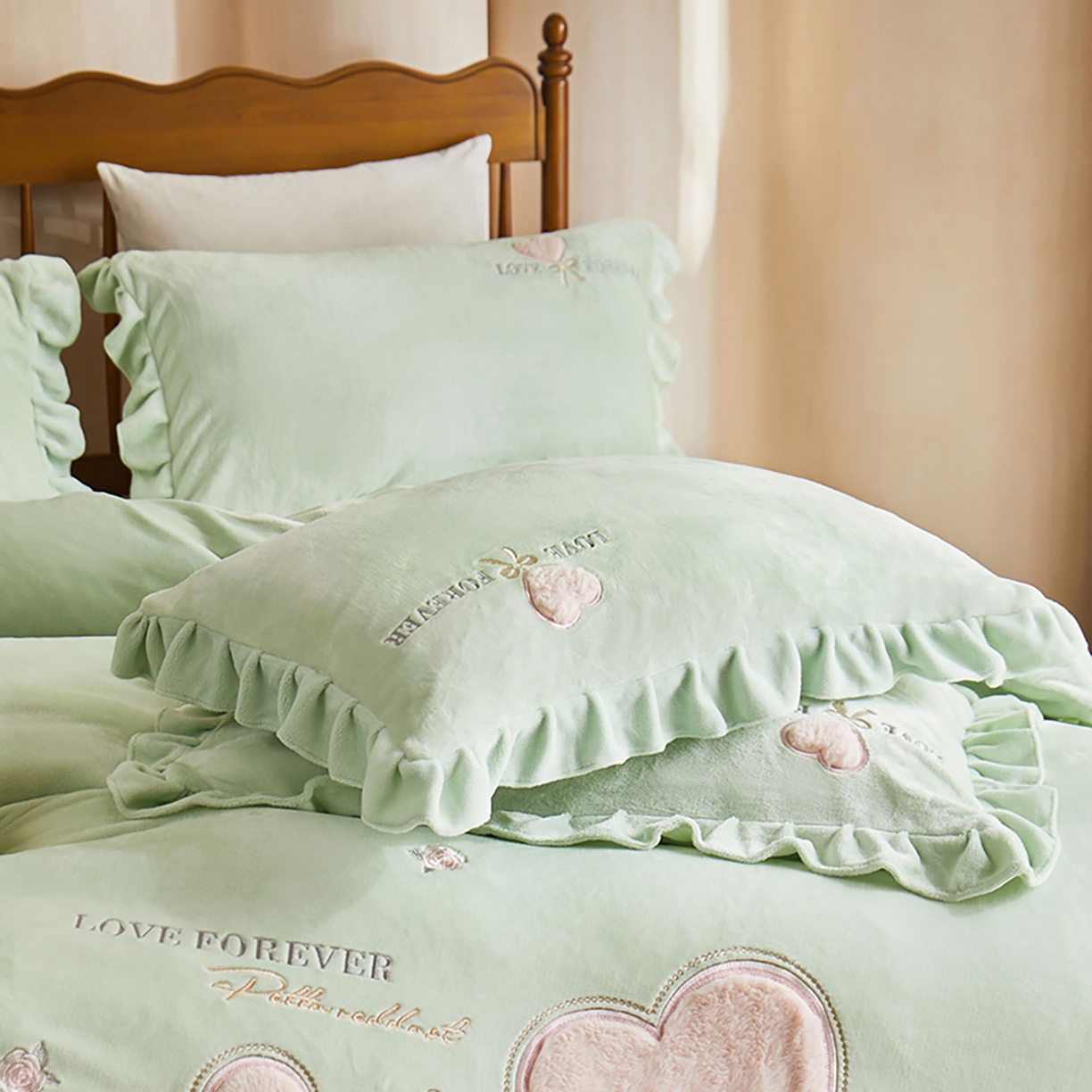 91家纺网 家纺一手货源 找家纺 卡初家居（原微来） 2025新款秋冬A类亲肤牛奶绒刺绣款四件套-暖阁系列（提供买家秀） 暖阁-新芽绿