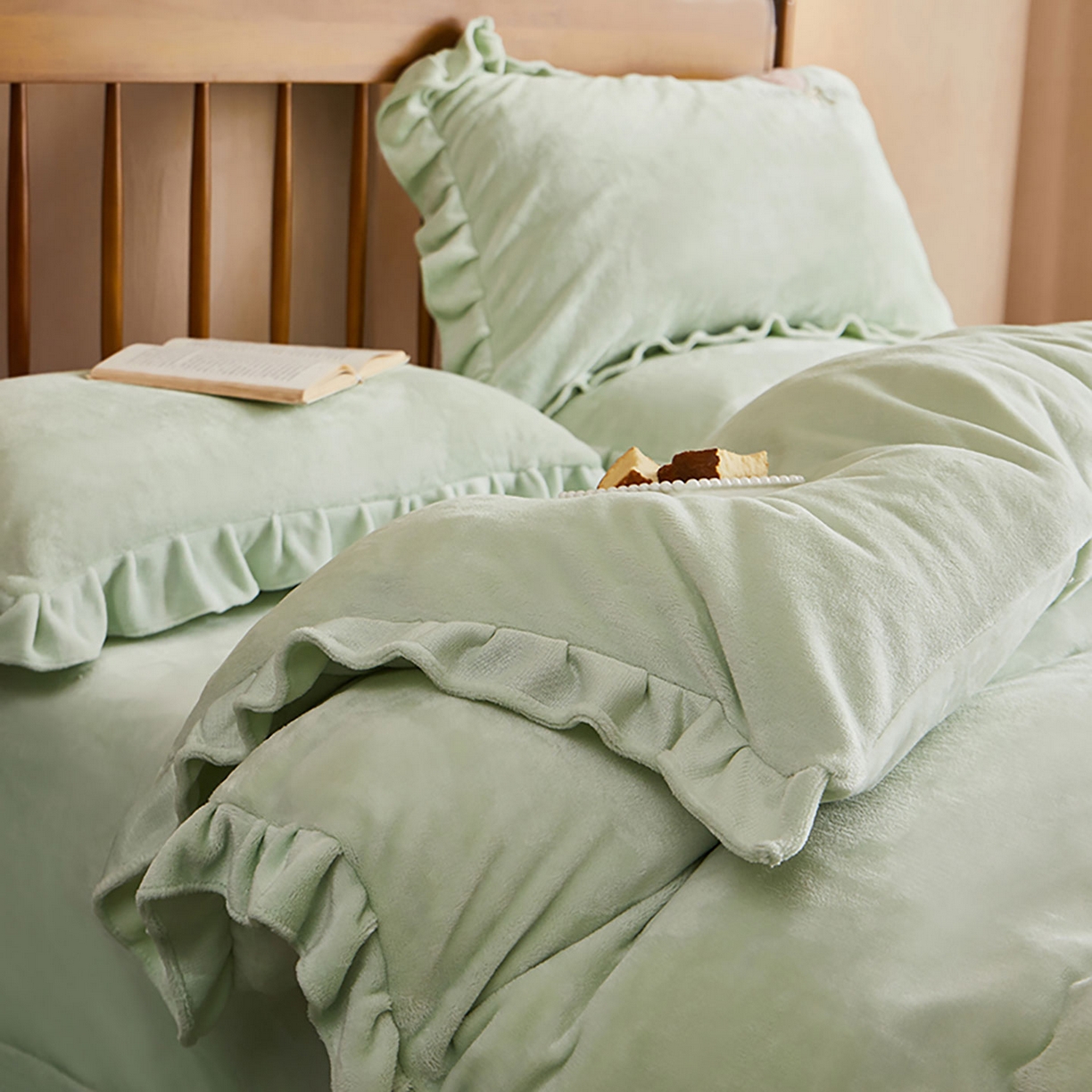 91家纺网 家纺一手货源 找家纺 卡初家居（原微来） 2025新款秋冬A类亲肤牛奶绒刺绣款四件套-暖阁系列（提供买家秀） 暖阁-新芽绿