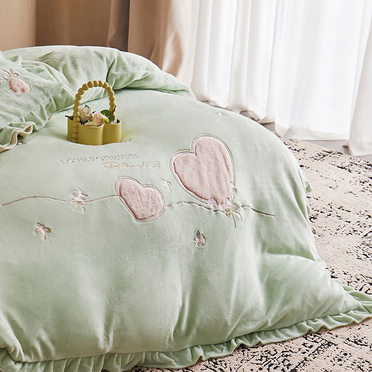 91家纺网 家纺一手货源 找家纺 卡初家居（原微来） 2025新款秋冬A类亲肤牛奶绒刺绣款四件套-暖阁系列（提供买家秀） 暖阁-新芽绿