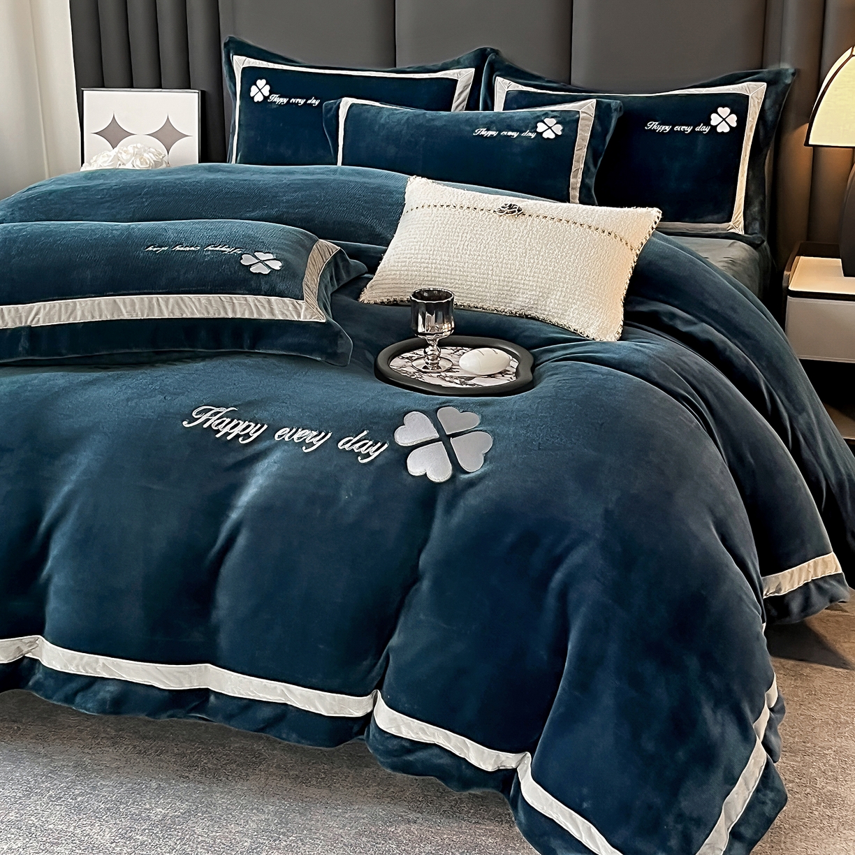 91家纺网 家纺一手货源 找家纺 妮恒美家纺 2025新款牛奶绒刺绣四件套-简爱系列 简爱-藏蓝