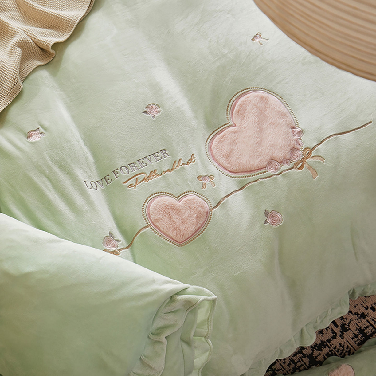 91家纺网 家纺一手货源 找家纺 卡初家居（原微来） 2025新款秋冬A类亲肤牛奶绒刺绣款四件套-暖阁系列（提供买家秀） 暖阁-新芽绿