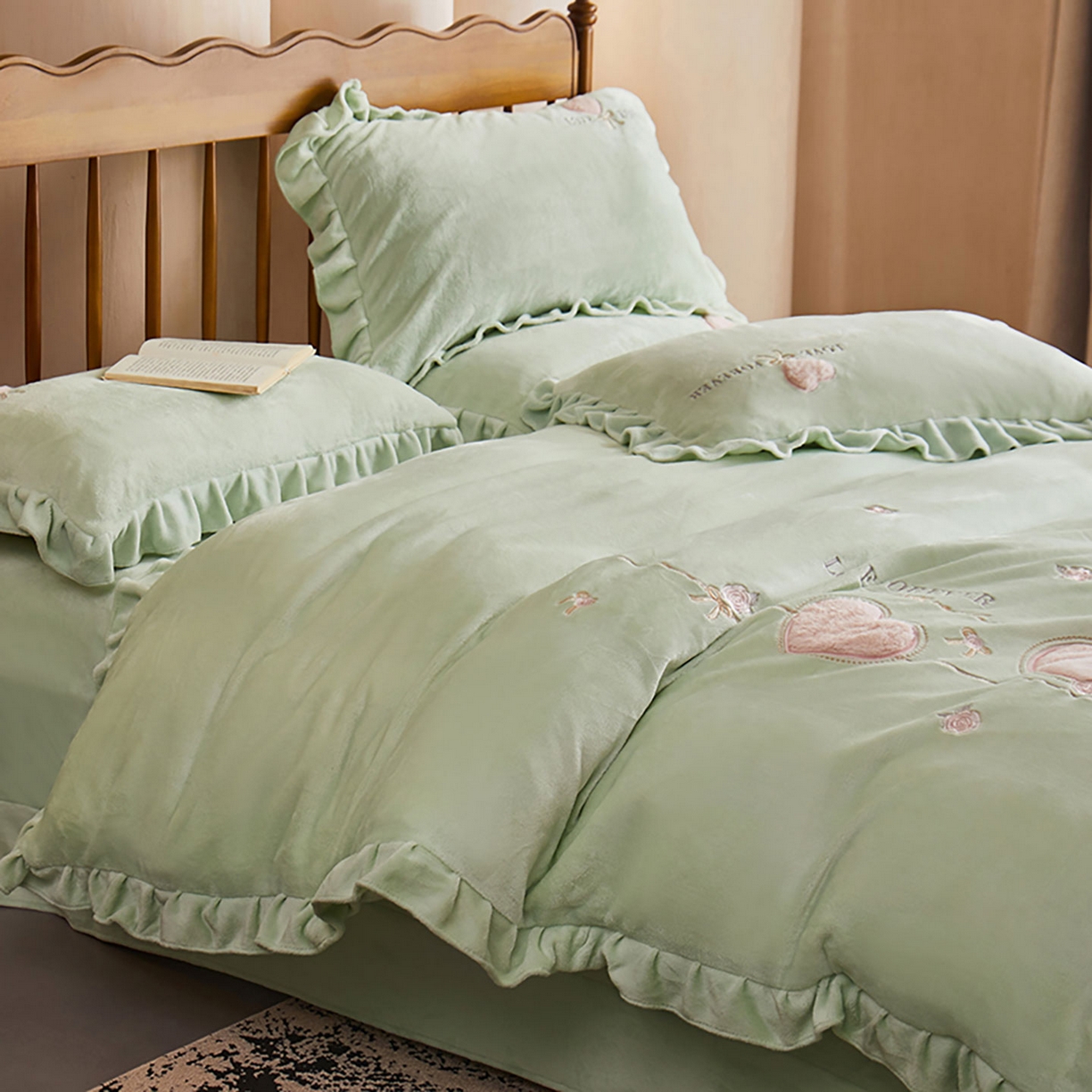 91家纺网 家纺一手货源 找家纺 卡初家居（原微来） 2025新款秋冬A类亲肤牛奶绒刺绣款四件套-暖阁系列（提供买家秀） 暖阁-新芽绿