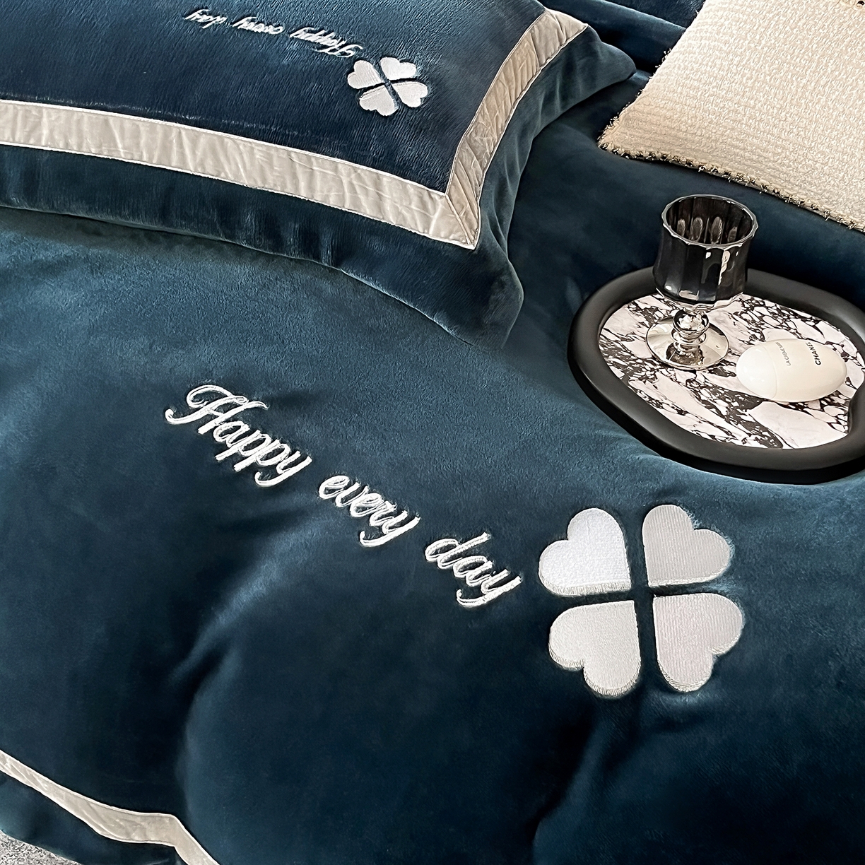 91家纺网 家纺一手货源 找家纺 妮恒美家纺 2025新款牛奶绒刺绣四件套-简爱系列 简爱-藏蓝