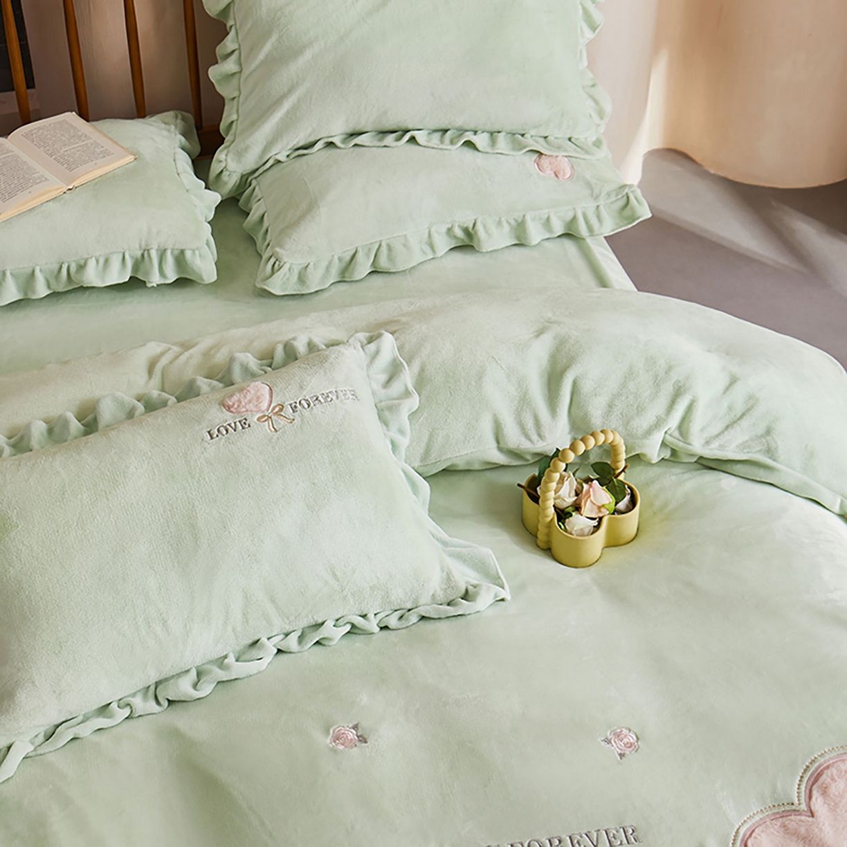 91家纺网 家纺一手货源 找家纺 卡初家居（原微来） 2025新款秋冬A类亲肤牛奶绒刺绣款四件套-暖阁系列（提供买家秀） 暖阁-新芽绿