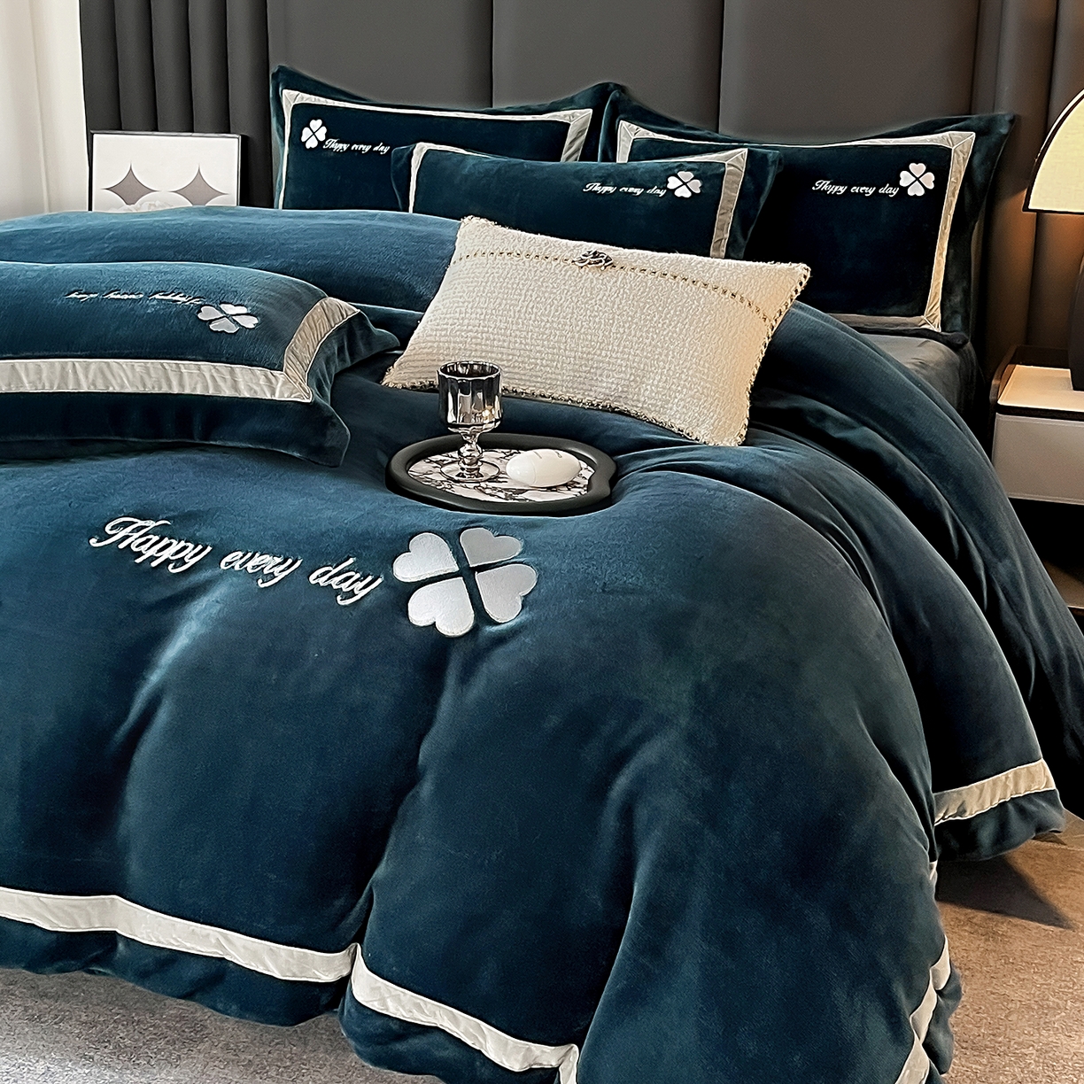 妮恒美家纺 2025新款牛奶绒刺绣四件套-简爱系列 简爱-藏蓝