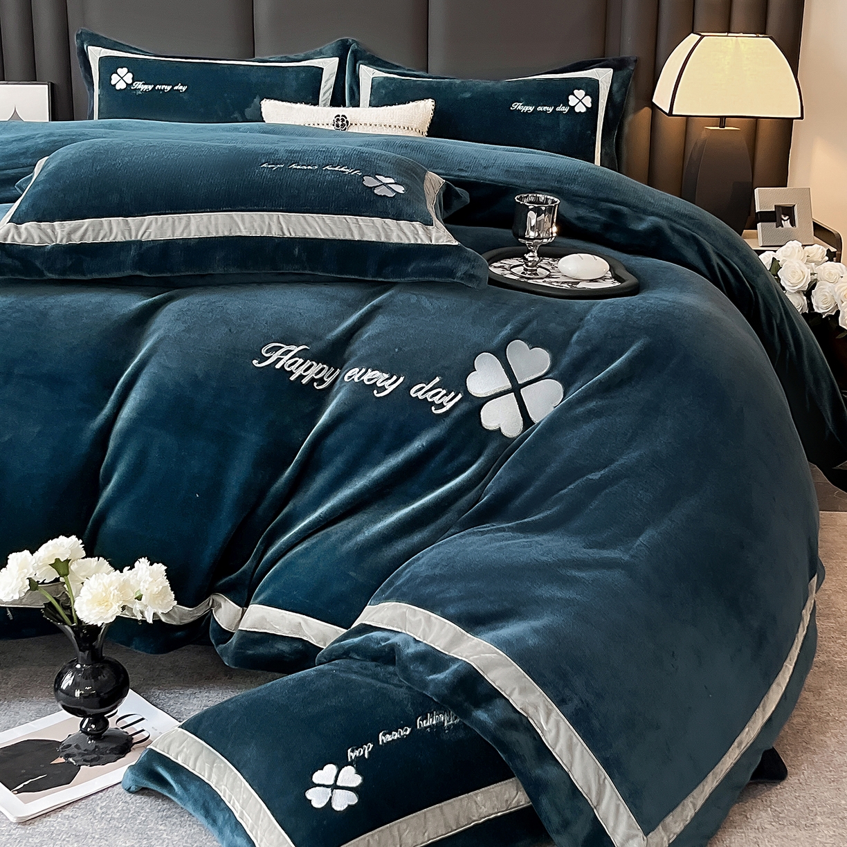 91家纺网 家纺一手货源 找家纺 妮恒美家纺 2025新款牛奶绒刺绣四件套-简爱系列 简爱-藏蓝