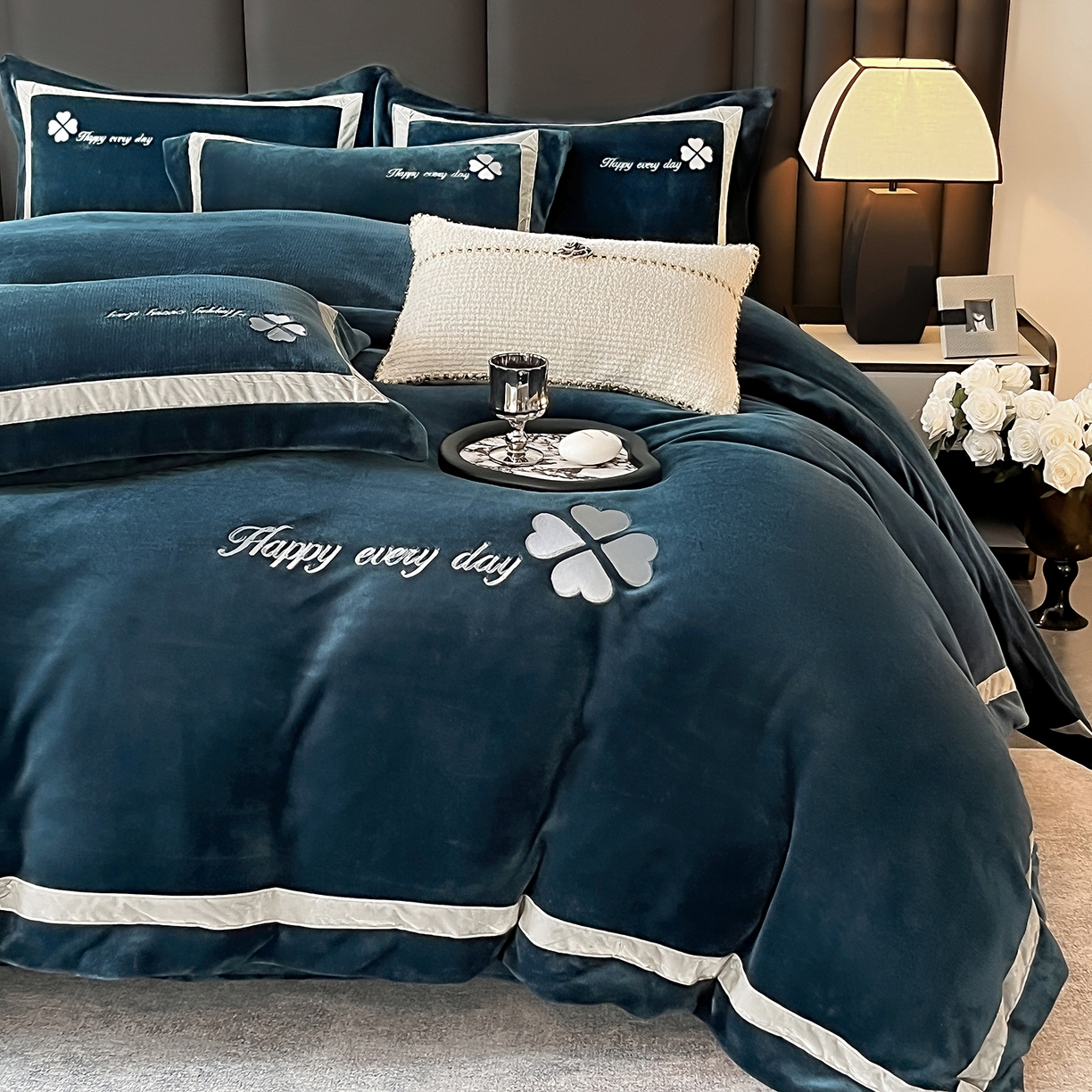 91家纺网 家纺一手货源 找家纺 妮恒美家纺 2025新款牛奶绒刺绣四件套-简爱系列 简爱-藏蓝