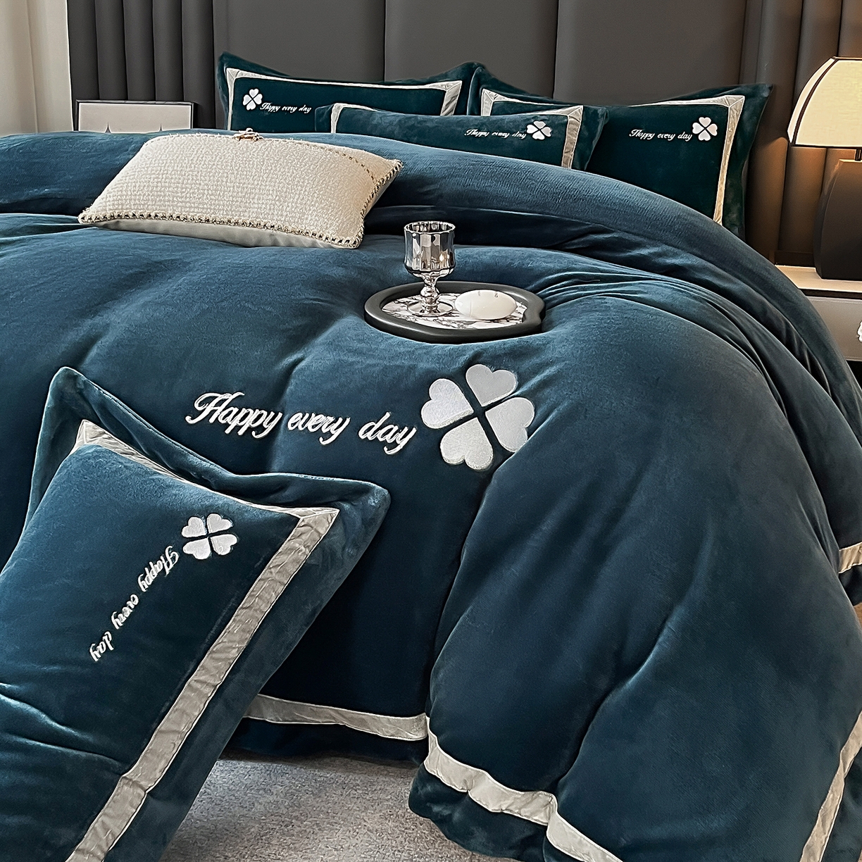 91家纺网 家纺一手货源 找家纺 妮恒美家纺 2025新款牛奶绒刺绣四件套-简爱系列 简爱-藏蓝