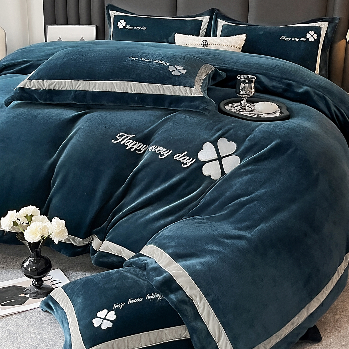 91家纺网 家纺一手货源 找家纺 妮恒美家纺 2025新款牛奶绒刺绣四件套-简爱系列 简爱-藏蓝