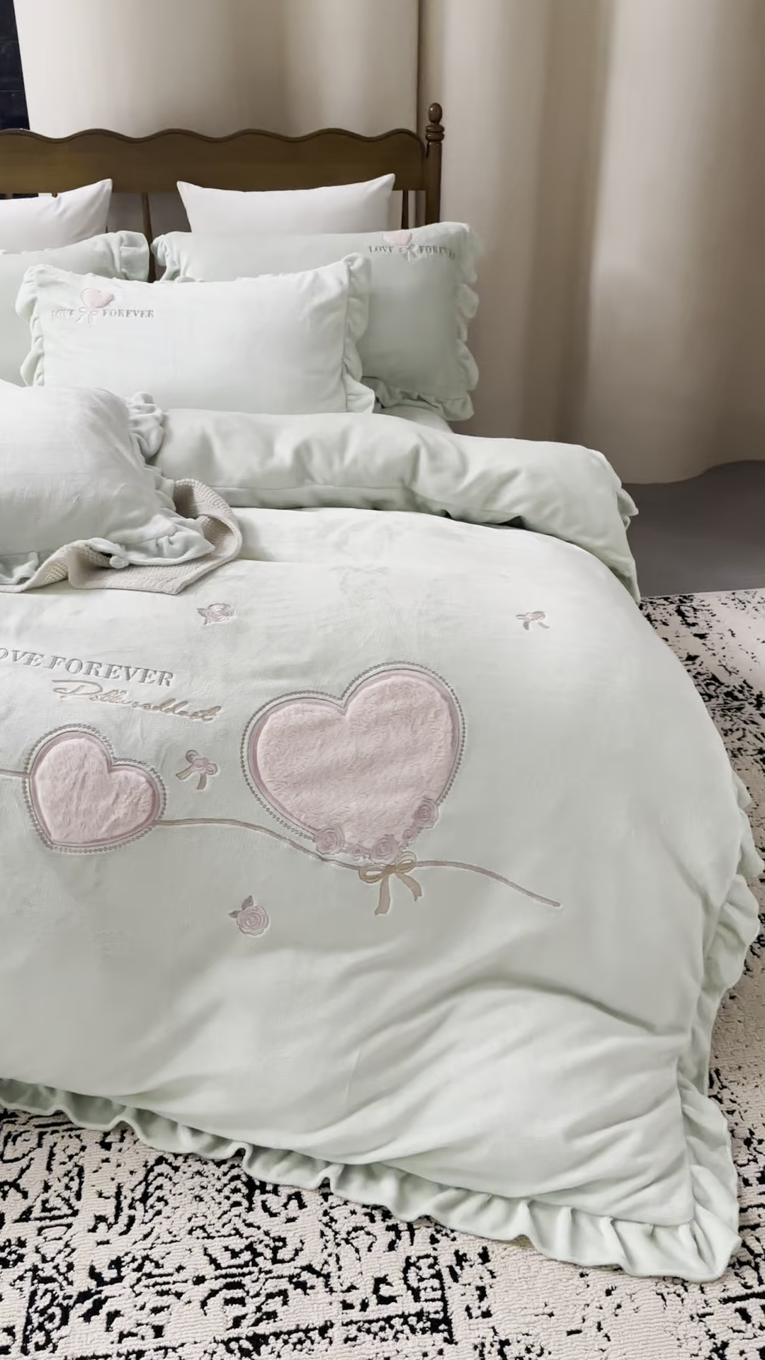 91家纺网 家纺一手货源 找家纺 卡初家居（原微来） 2025新款秋冬A类亲肤牛奶绒刺绣款四件套-暖阁系列（提供买家秀） 暖阁-新芽绿