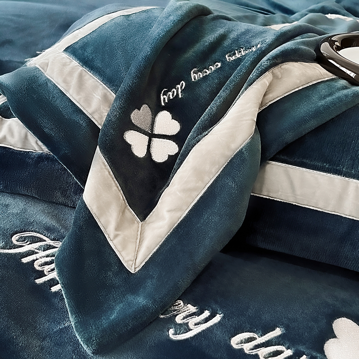 91家纺网 家纺一手货源 找家纺 妮恒美家纺 2025新款牛奶绒刺绣四件套-简爱系列 简爱-藏蓝