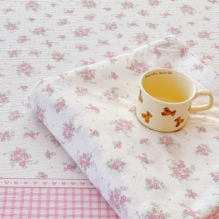 91家纺网 家纺一手货源 找家纺 一诺家居 2025新款A类云感双层纱针织棉印花母婴级裸睡床单三件套 量大可优惠 量大可送货 桃夭