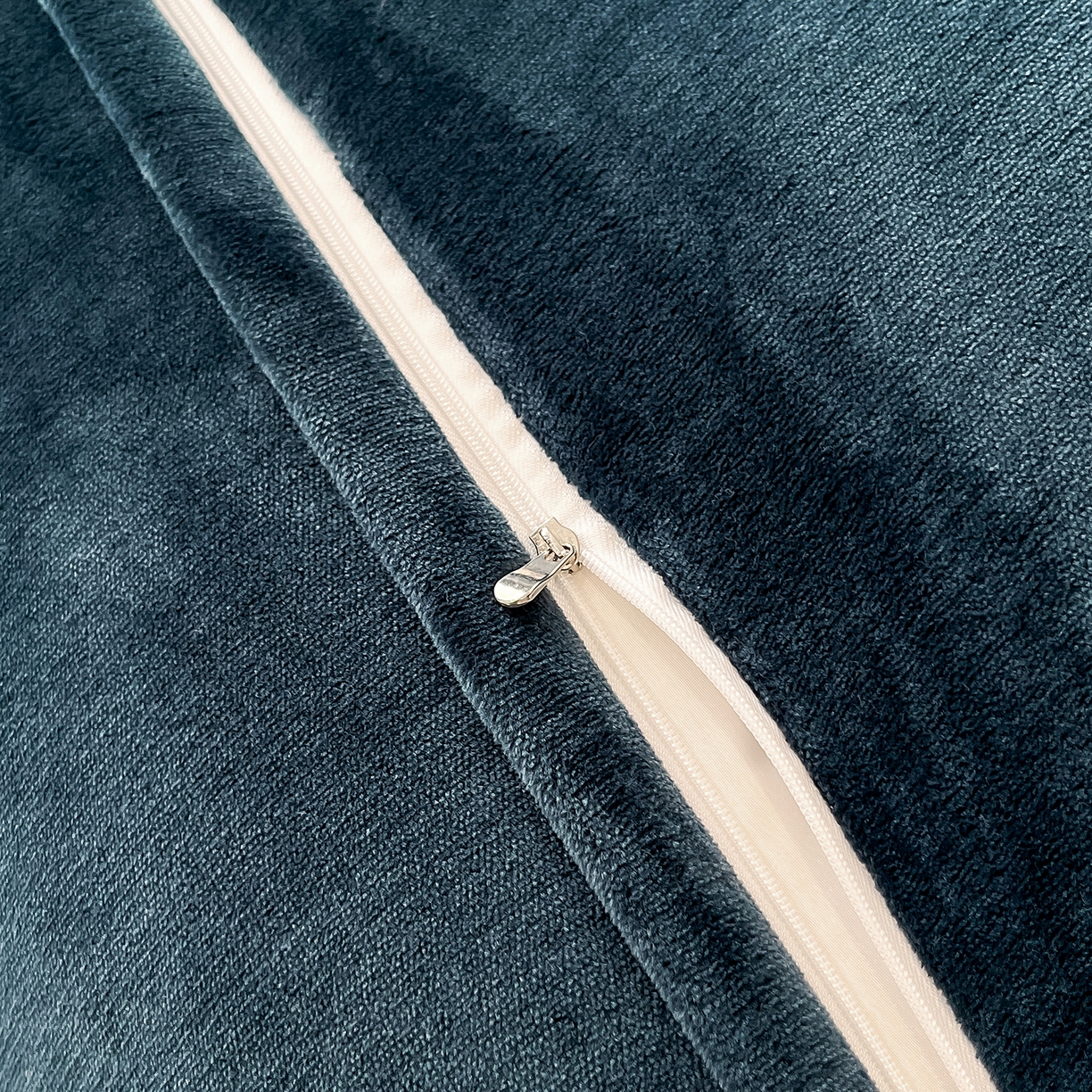 91家纺网 家纺一手货源 找家纺 妮恒美家纺 2025新款牛奶绒刺绣四件套-简爱系列 简爱-藏蓝