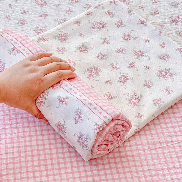 91家纺网 家纺一手货源 找家纺 一诺家居 2025新款A类云感双层纱针织棉印花母婴级裸睡床单三件套 量大可优惠 量大可送货 桃夭