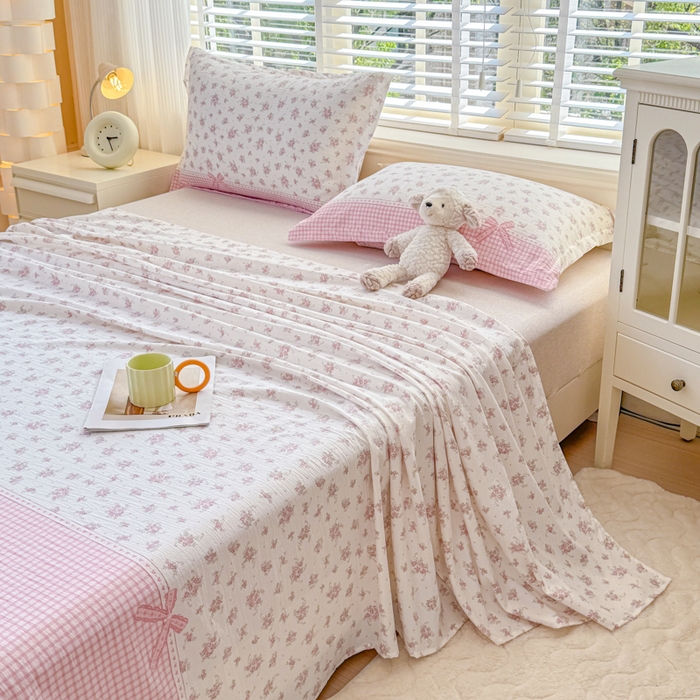 91家纺网 家纺一手货源 找家纺 一诺家居 2025新款A类云感双层纱针织棉印花母婴级裸睡床单三件套 量大可优惠 量大可送货 桃夭