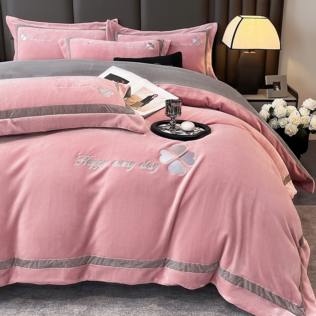 91家纺网 家纺一手货源 找家纺 妮恒美家纺 2025新款牛奶绒刺绣四件套-简爱系列 简爱-豆沙＋浅灰