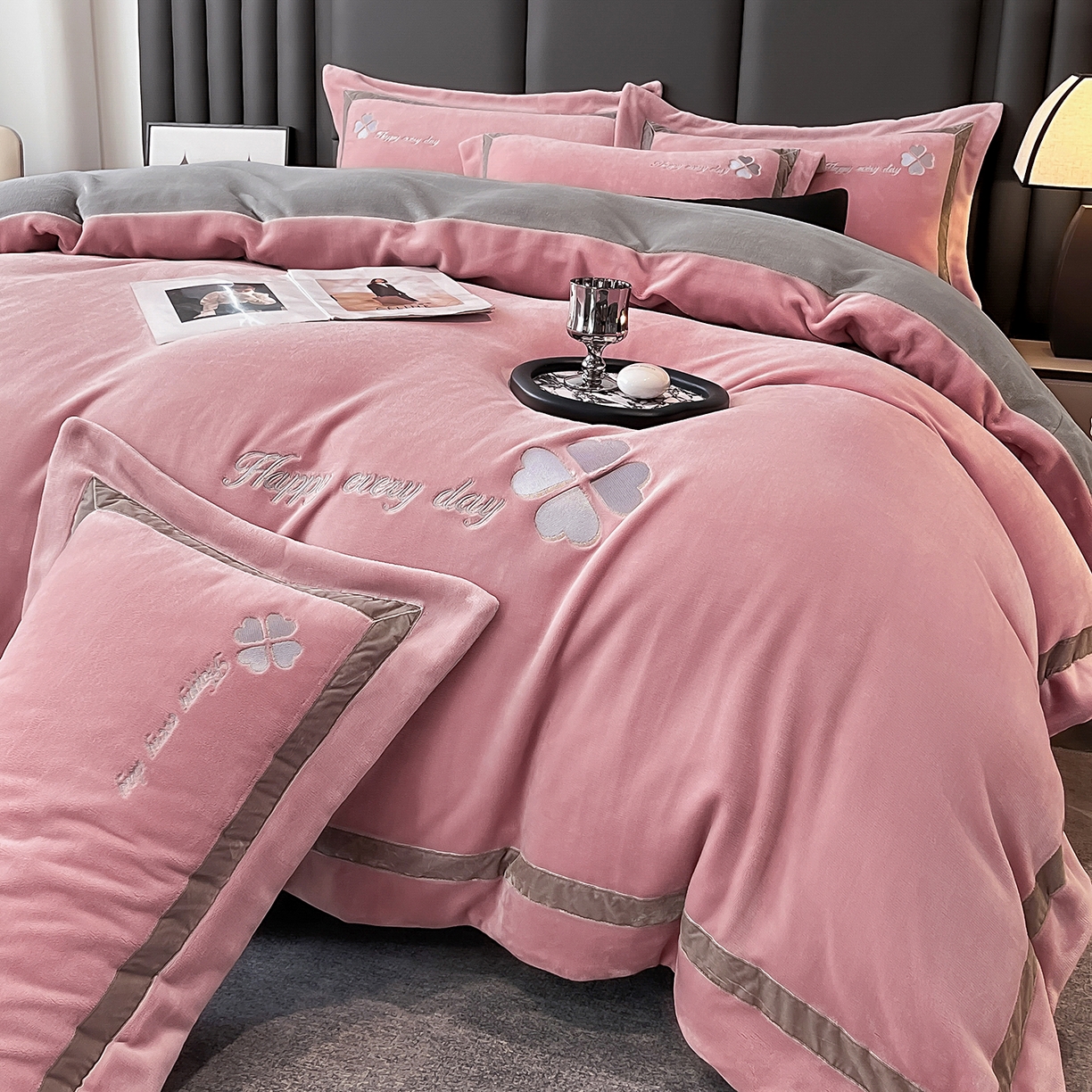 91家纺网 家纺一手货源 找家纺 妮恒美家纺 2025新款牛奶绒刺绣四件套-简爱系列 简爱-豆沙＋浅灰