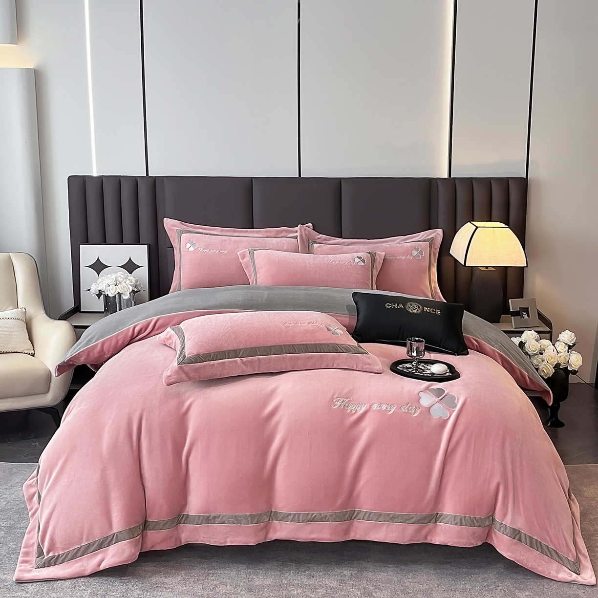 91家纺网 家纺一手货源 找家纺 妮恒美家纺 2025新款牛奶绒刺绣四件套-简爱系列 简爱-豆沙＋浅灰