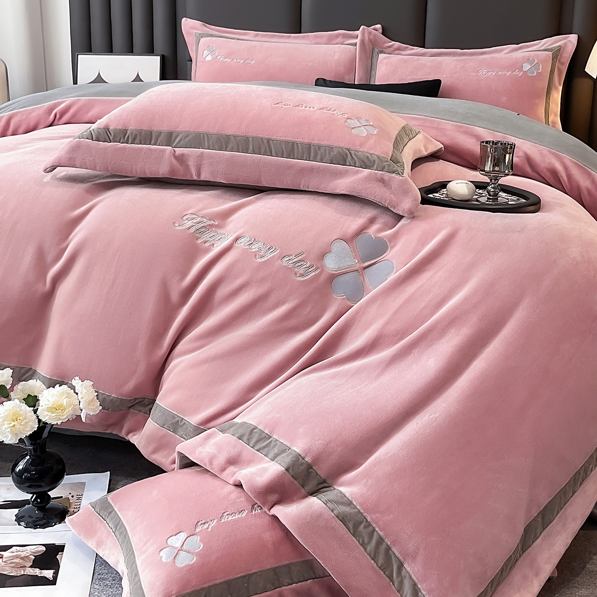 91家纺网 家纺一手货源 找家纺 妮恒美家纺 2025新款牛奶绒刺绣四件套-简爱系列 简爱-豆沙＋浅灰