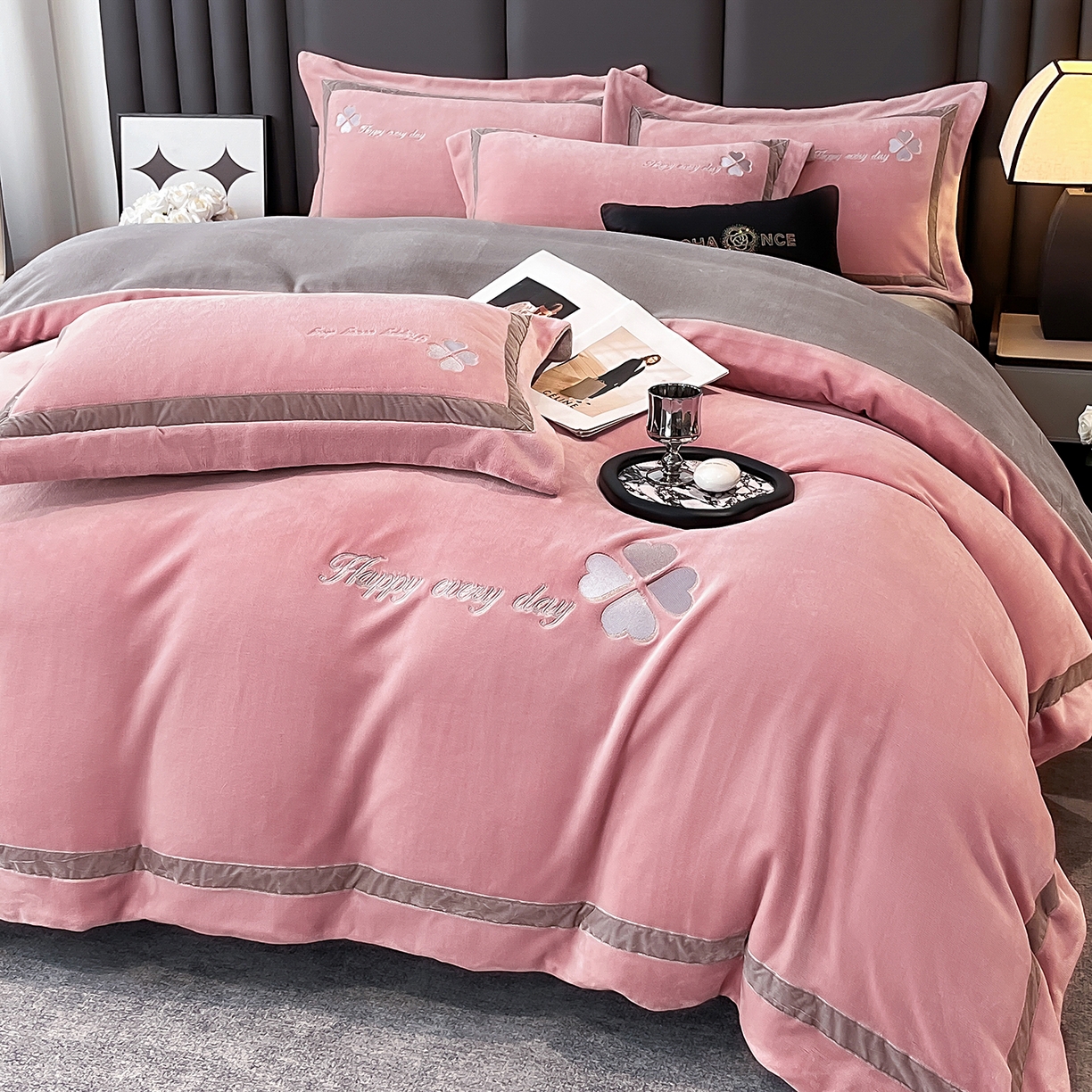 91家纺网 家纺一手货源 找家纺 妮恒美家纺 2025新款牛奶绒刺绣四件套-简爱系列 简爱-豆沙＋浅灰