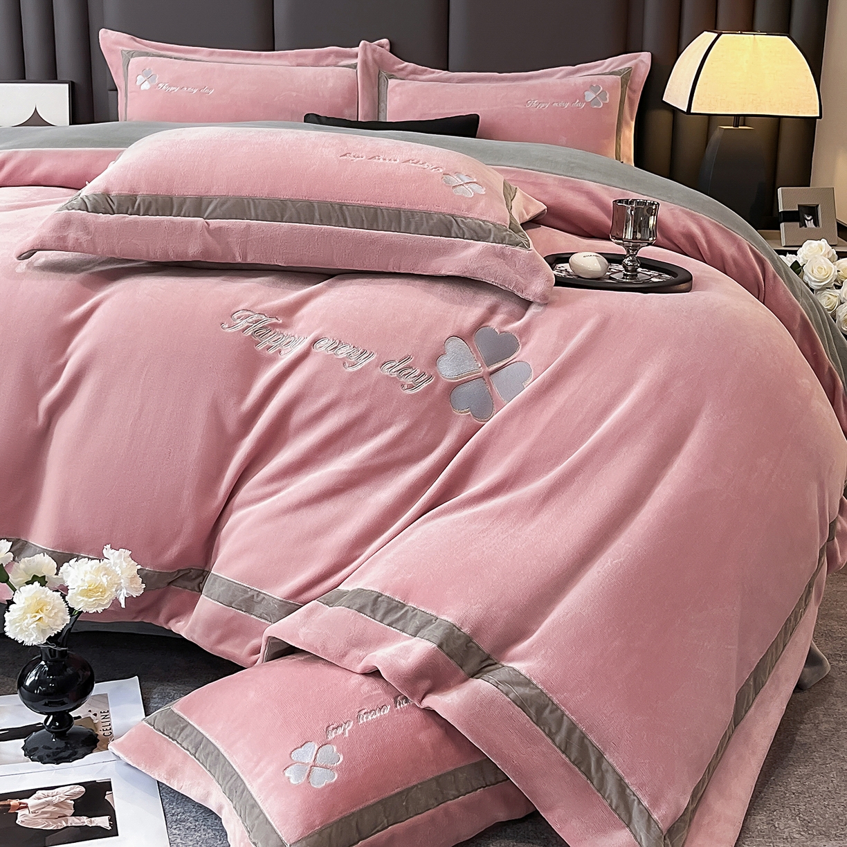 91家纺网 家纺一手货源 找家纺 妮恒美家纺 2025新款牛奶绒刺绣四件套-简爱系列 简爱-豆沙＋浅灰