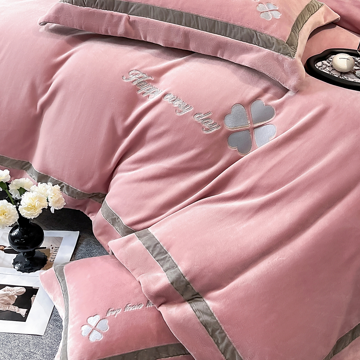 91家纺网 家纺一手货源 找家纺 妮恒美家纺 2025新款牛奶绒刺绣四件套-简爱系列 简爱-豆沙＋浅灰