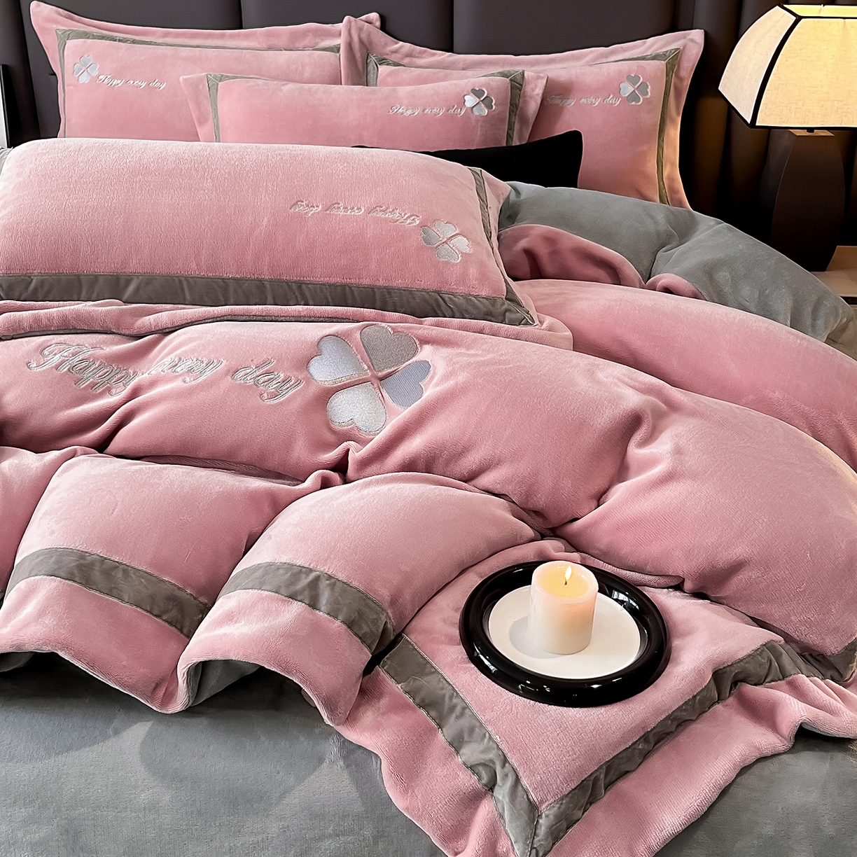 91家纺网 家纺一手货源 找家纺 妮恒美家纺 2025新款牛奶绒刺绣四件套-简爱系列 简爱-豆沙＋浅灰