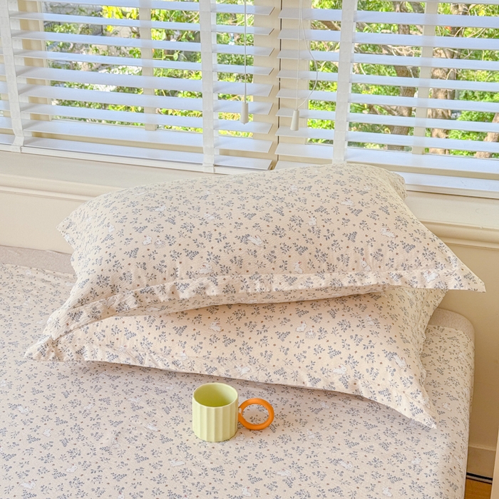 91家纺网 家纺一手货源 找家纺 一诺家居 2025新款A类云感双层纱针织棉印花母婴级裸睡床单三件套 量大可优惠 量大可送货 兔兔花园