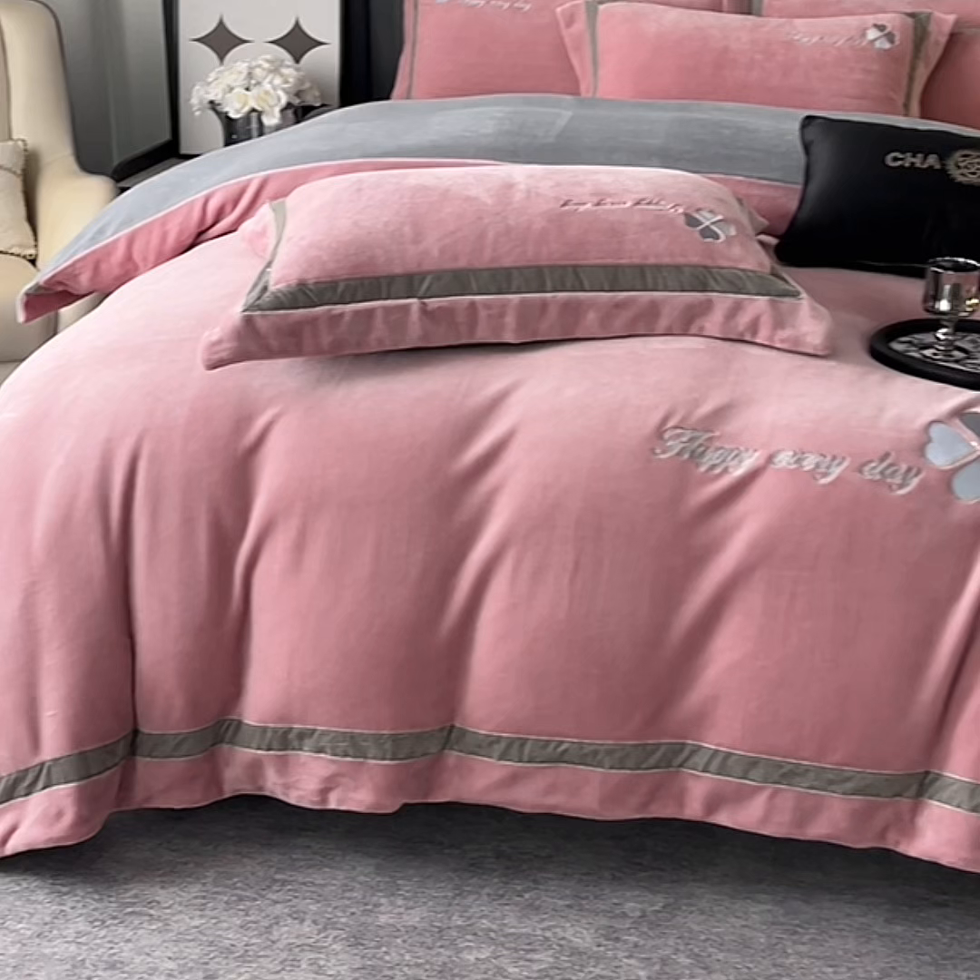 91家纺网 家纺一手货源 找家纺 妮恒美家纺 2025新款牛奶绒刺绣四件套-简爱系列 简爱-豆沙＋浅灰