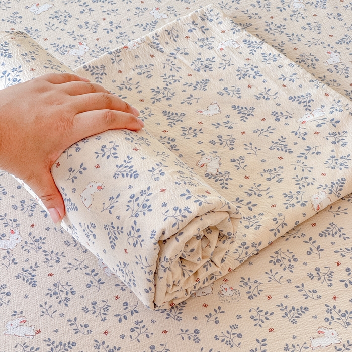 91家纺网 家纺一手货源 找家纺 一诺家居 2025新款A类云感双层纱针织棉印花母婴级裸睡床单三件套 量大可优惠 量大可送货 兔兔花园