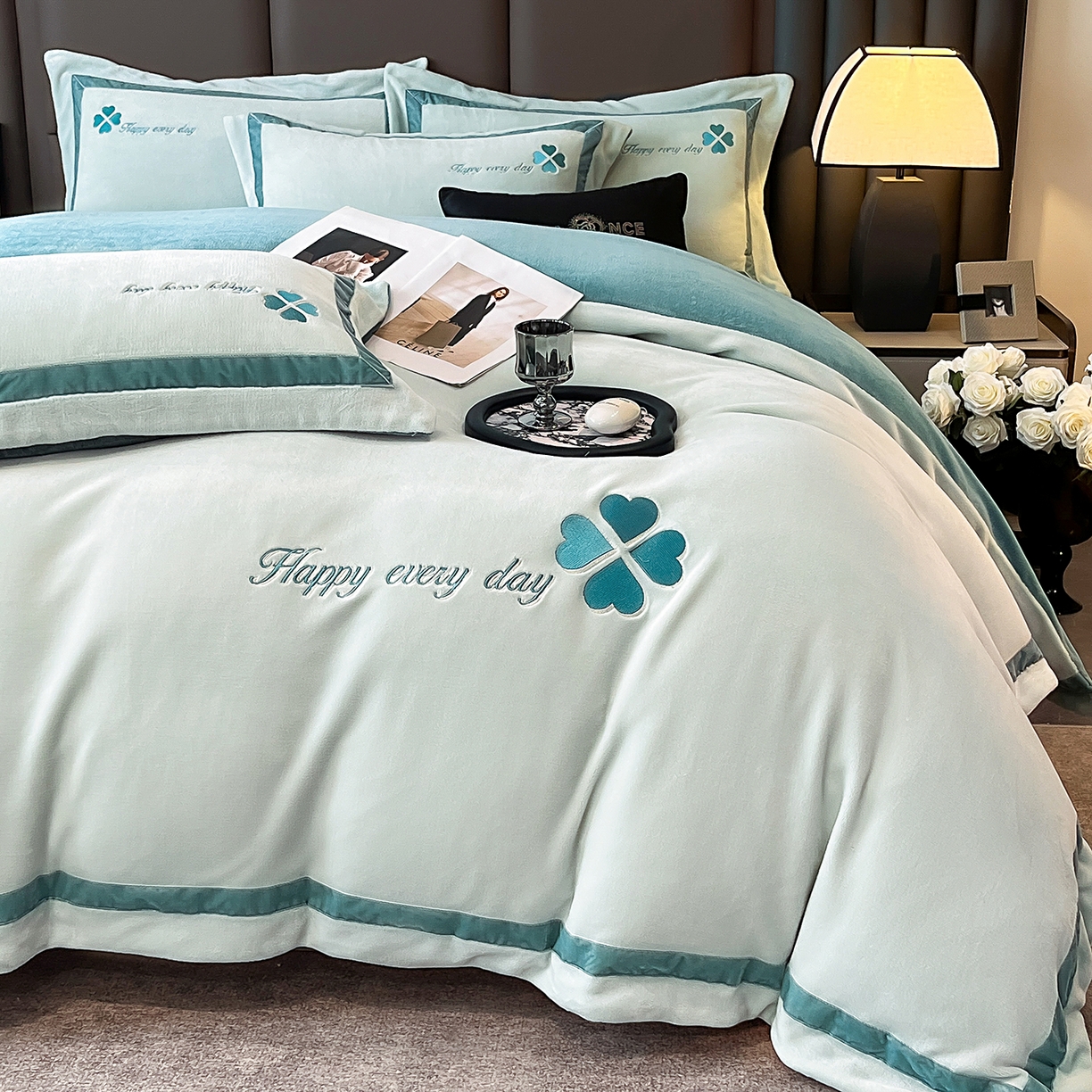 91家纺网 家纺一手货源 找家纺 妮恒美家纺 2025新款牛奶绒刺绣四件套-简爱系列 简爱-枫林蓝＋宾利蓝