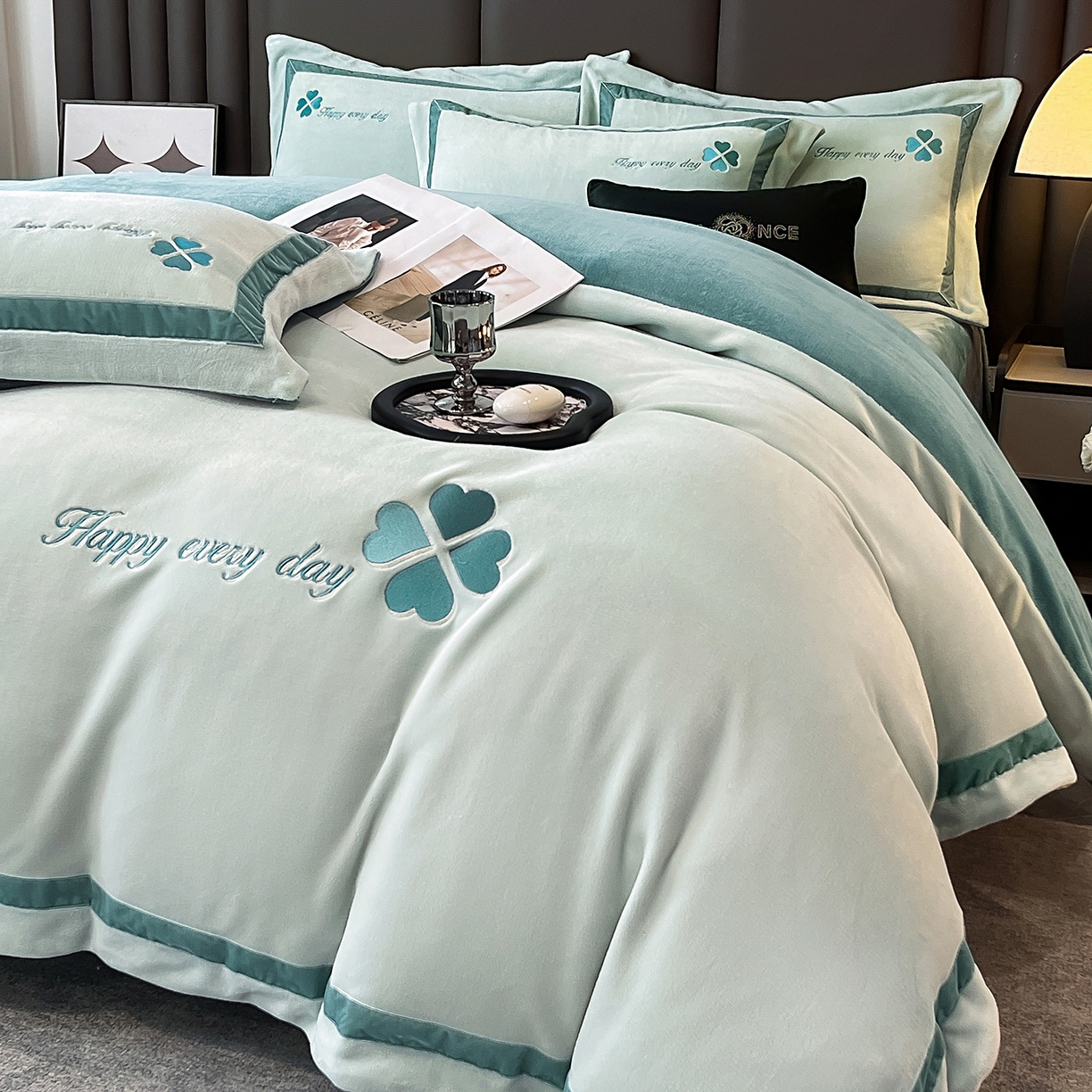 妮恒美家纺 2025新款牛奶绒刺绣四件套-简爱系列 简爱-枫林蓝＋宾利蓝