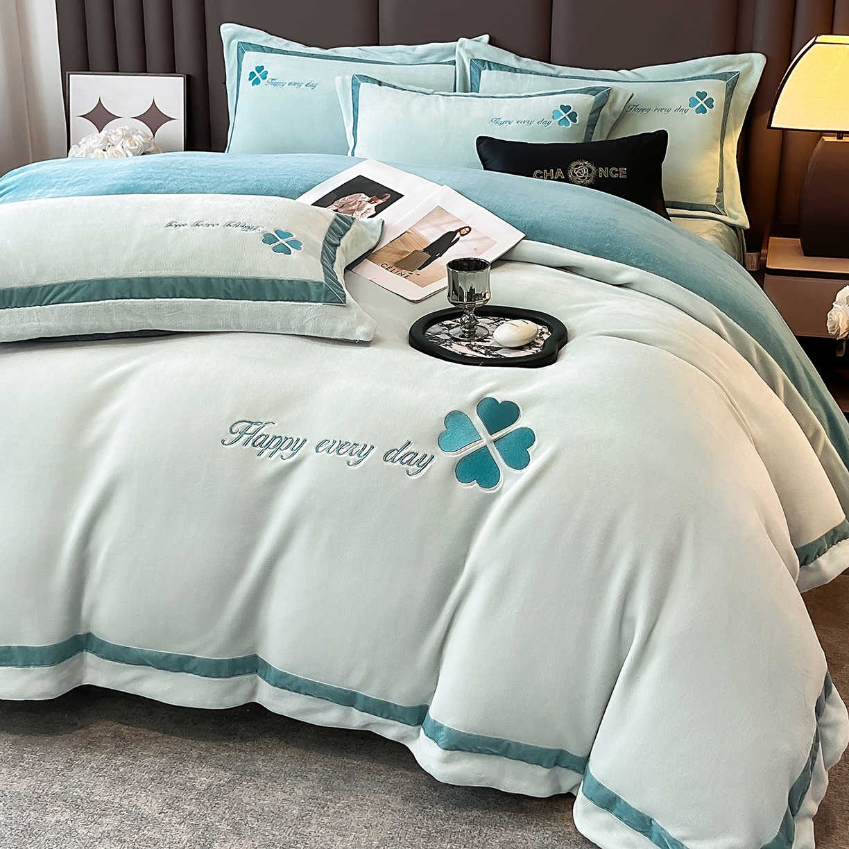 91家纺网 家纺一手货源 找家纺 妮恒美家纺 2025新款牛奶绒刺绣四件套-简爱系列 简爱-枫林蓝＋宾利蓝