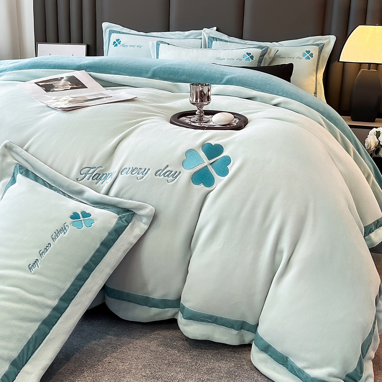 91家纺网 家纺一手货源 找家纺 妮恒美家纺 2025新款牛奶绒刺绣四件套-简爱系列 简爱-枫林蓝＋宾利蓝