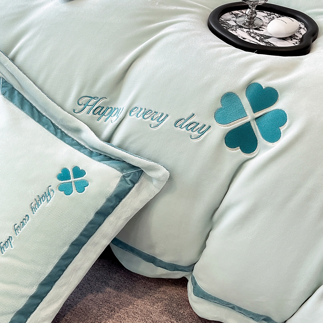 91家纺网 家纺一手货源 找家纺 妮恒美家纺 2025新款牛奶绒刺绣四件套-简爱系列 简爱-枫林蓝＋宾利蓝