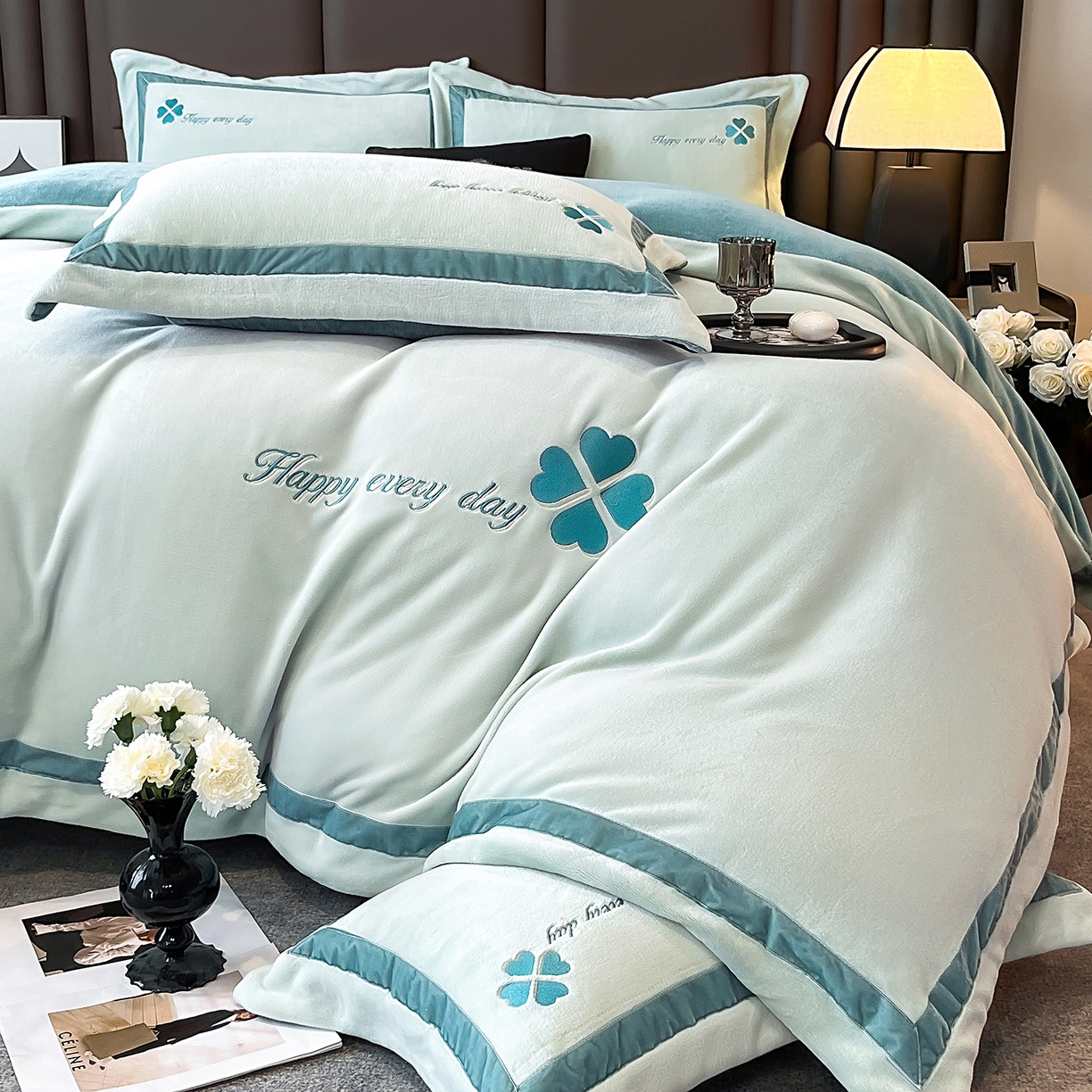 91家纺网 家纺一手货源 找家纺 妮恒美家纺 2025新款牛奶绒刺绣四件套-简爱系列 简爱-枫林蓝＋宾利蓝