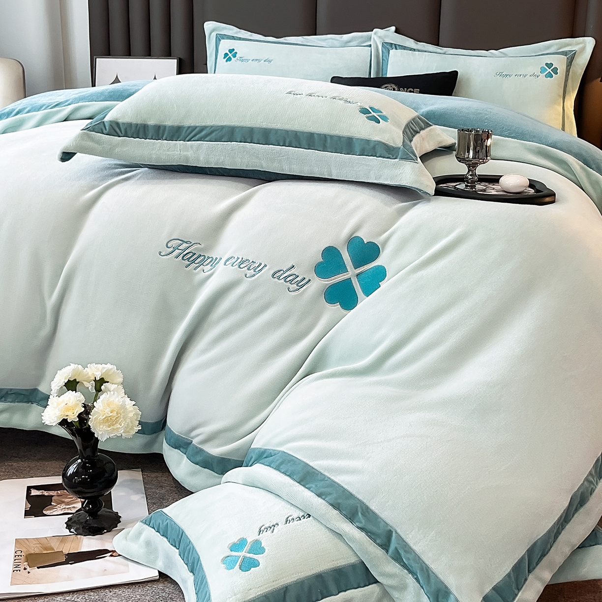 91家纺网 家纺一手货源 找家纺 妮恒美家纺 2025新款牛奶绒刺绣四件套-简爱系列 简爱-枫林蓝＋宾利蓝