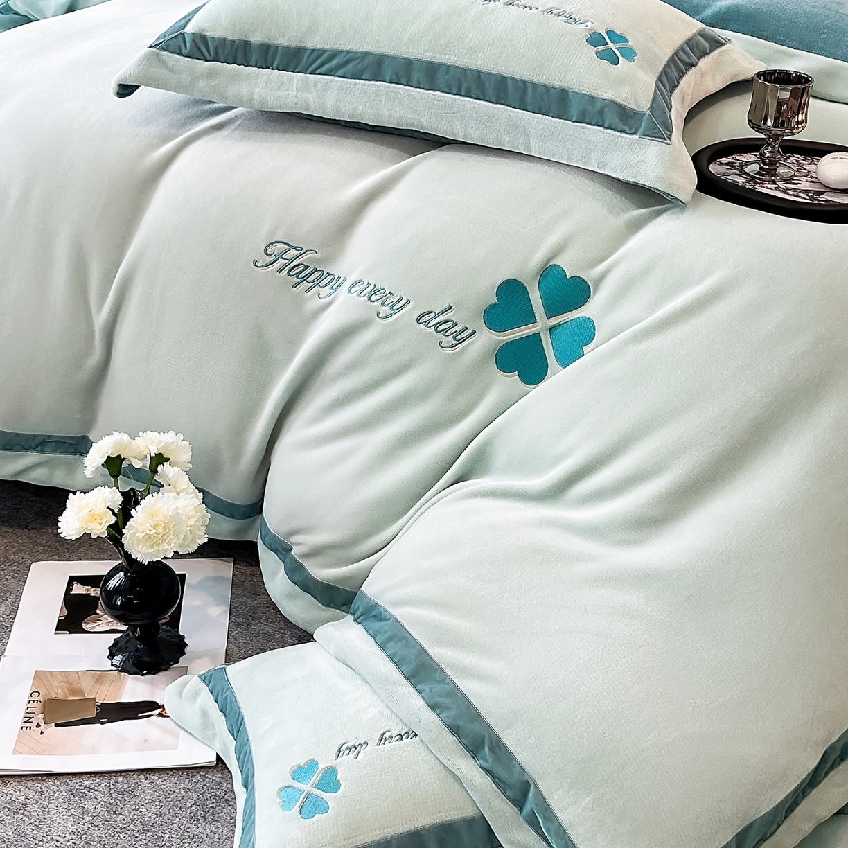 91家纺网 家纺一手货源 找家纺 妮恒美家纺 2025新款牛奶绒刺绣四件套-简爱系列 简爱-枫林蓝＋宾利蓝