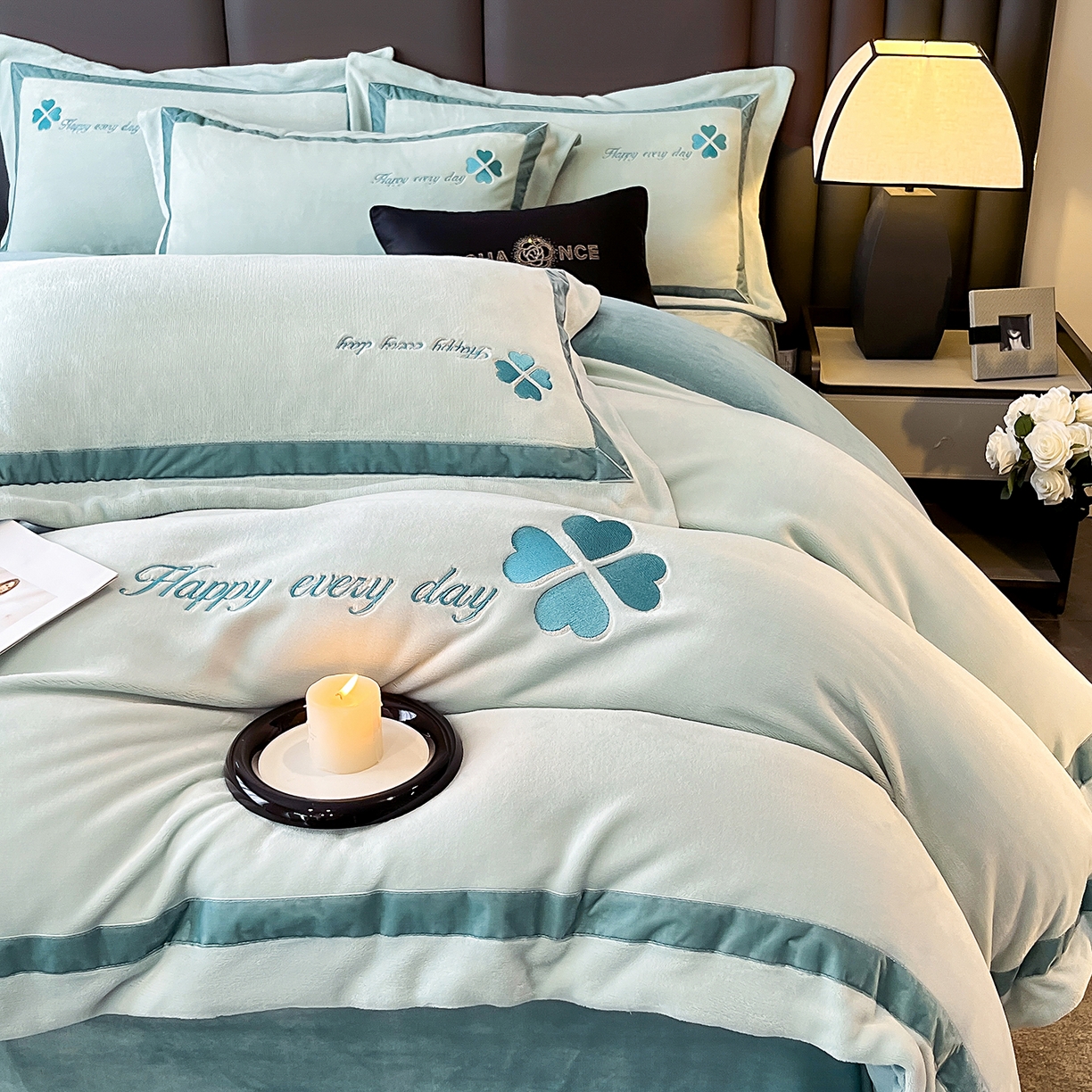 91家纺网 家纺一手货源 找家纺 妮恒美家纺 2025新款牛奶绒刺绣四件套-简爱系列 简爱-枫林蓝＋宾利蓝