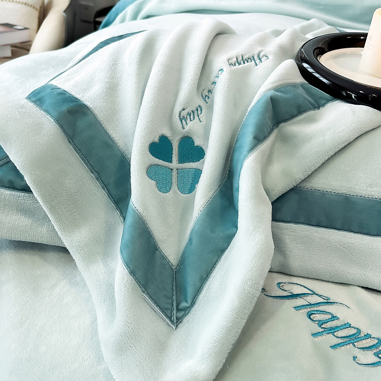 91家纺网 家纺一手货源 找家纺 妮恒美家纺 2025新款牛奶绒刺绣四件套-简爱系列 简爱-枫林蓝＋宾利蓝